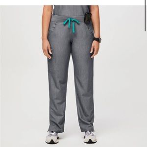 Figs Woman’s Kade Cargo Scrub Pants Graphite Medium